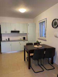 Kuchyň nebo kuchyňský kout v ubytování Sunrise apartment