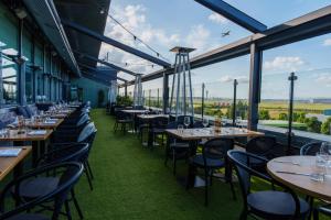 Um restaurante ou outro lugar para comer em Carlton Hotel Dublin Airport