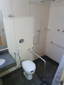 Um banheiro em Via Contorno Hotel