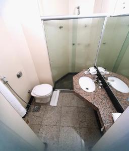 Um banheiro em Via Contorno Hotel