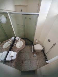 Um banheiro em Via Contorno Hotel