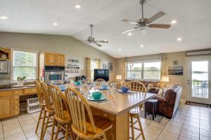 RutledgeにあるRutledge Hilltop Home on Cherokee Lake with Decks!のテーブルと椅子のあるキッチンとダイニングルーム