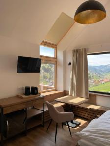 TV a/nebo společenská místnost v ubytování Kaliba Cabins