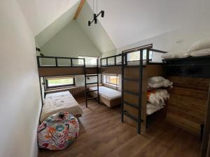 Postel nebo postele na pokoji v ubytování Kaliba Cabins