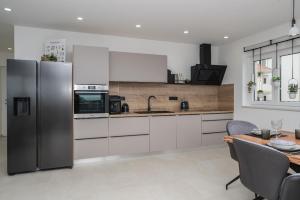 Kuchyň nebo kuchyňský kout v ubytování Villa Laganini Apartment 2&4