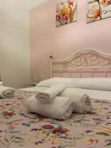 a bedroom with a bed with towels on it at Casa Carolina in Collepasso