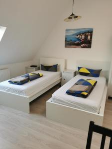 Cette petite chambre comprend 2 lits. dans l'établissement Gepflegte Wohnungen in der Innenstadt, à Dortmund