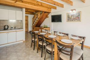 cocina y comedor con mesa y sillas en Choconcito Apart Hotel en Ushuaia