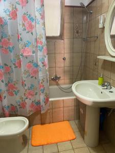 a bathroom with a sink and a toilet and a tub at Casa Carolina in Collepasso