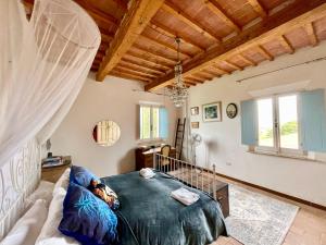 ein Schlafzimmer mit einem großen Bett in einem Zimmer in der Unterkunft Magical Villa di Gioia Breathtaking views, large private garden and olive grove - in a cool village on the Umbria Tuscany Border in Gioiella