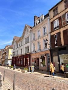 a group of buildings on a city street at Appartement Zola in Troyes