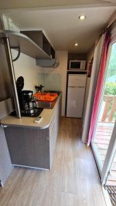 卡代纳Mobil Home au calme Camping 4 Cadenet的小厨房配有炉灶和台面