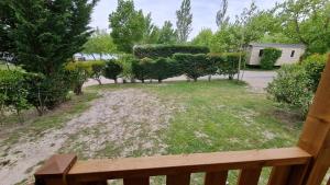 Mobil Home au calme Camping 4 Cadenet外面的花园