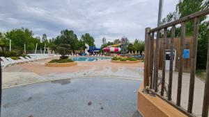 卡代纳Mobil Home au calme Camping 4 Cadenet的享有带游泳池的水上公园的景致