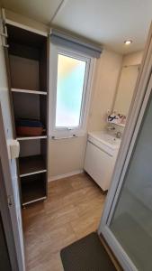 Mobil Home au calme Camping 4 Cadenet客房内的一张或多张床位