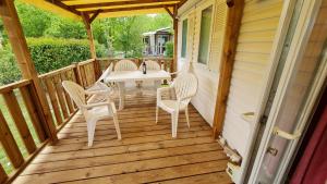 Mobil Home au calme Camping 4 Cadenet的阳台或露台