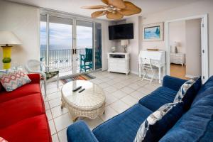 una sala de estar con un sofá y una mesa en Island Princess 501 - Shoreline Shindig, en Fort Walton Beach