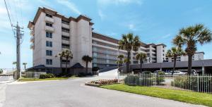 Un edificio con palmeras frente a una calle. en Island Princess 501 - Shoreline Shindig, en Fort Walton Beach