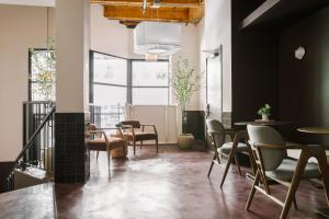 - une salle à manger avec des tables, des chaises et des fenêtres dans l'établissement Sonder The Burnham, à Chicago