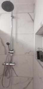 een douche in een badkamer met witte marmeren muren bij Los Geranios n.25 in Icod de los Vinos