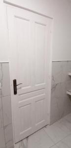 een witte deur in een badkamer met een douche bij Los Geranios n.25 in Icod de los Vinos