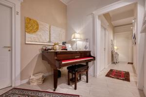un pianoforte in una stanza con corridoio di Your House Rooms a Genova