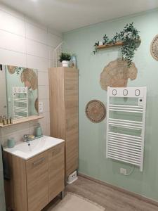 a bathroom with a sink and a mirror at L'appart' Centre ville 3 chambres in Rethel