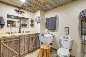 PurdyにあるPet-Friendly Purdy Home with Horse Stables and Trails!のトイレ、洗面台、鏡のあるバスルーム +21枚の写真