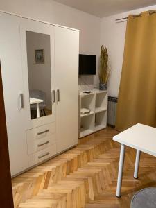 TV a/nebo společenská místnost v ubytování Dora