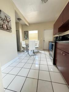 une cuisine et une salle à manger avec une table et des appareils électroménagers dans l'établissement Oasis Wynwood, à Miami