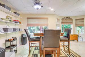 Un comedor con mesa y sillas en Cozy Jonesboro Studio with Patio about 22 Mi to Atlanta!, en Jonesboro
