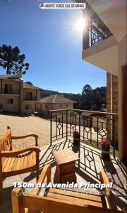 カマンドゥカイアにあるChales Condominio Villagio Roda Daguaのパティオ(ベンチ2台、テーブル付)