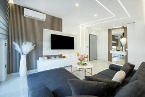 Μια τηλεόραση ή/και κέντρο ψυχαγωγίας στο Rhodes Center Luxury Suite