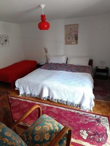 una camera da letto con un letto e una sedia di Casa Chiara a Intragna (Centovalli)