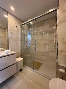 une salle de bains avec douche, toilettes et lavabo dans l'établissement Sesimbra Blue Paradise, à Sesimbra