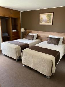 ein Hotelzimmer mit 2 Betten in einem Zimmer in der Unterkunft Villa San José in Arequipa