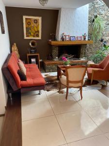 Villa San José في أريكيبا: غرفة معيشة مع أريكة وطاولة