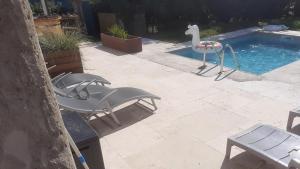Bazén v ubytování Domaine de Cozance chambres d'hôtes et gîte - piscine mini-ferme nebo v jeho okolí