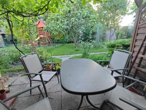 A garden outside Leopoldauer Apartment