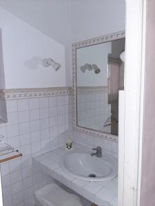 a bathroom with a sink and a mirror at Finca El Palomar in Mora
