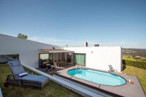 een achtertuin met een zwembad en een huis bij Villa con piscina y jardín, Santiago de Compostela in Teo