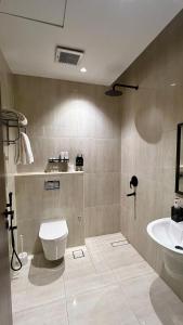 een badkamer met een toilet en een wastafel bij Najd Themed Apartment شقة سلمانيه فاخرة in Riyad