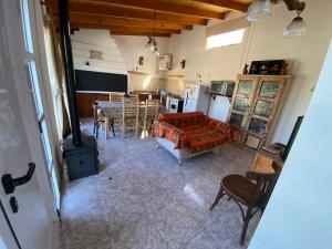 a kitchen and living room with a couch and a table at El Quincho in San Miguel del Monte