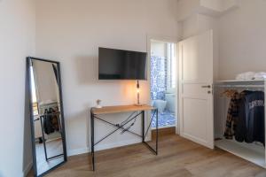 TV a/nebo společenská místnost v ubytování Joe Litty Rooms