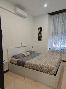 1 dormitorio con 1 cama en una habitación con ventana en Ca' Barabino en Génova