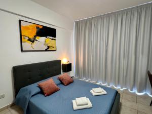 Giường trong phòng chung tại FatCow Seaside Suites