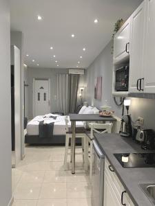 Una cocina con un dormitorio con una cama al fondo. en River Tales 4, en Kalamata 19 fotos más