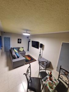 TV a/nebo společenská místnost v ubytování Comfortable 2 bed Apartment