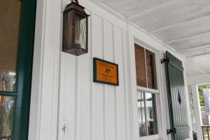 un cartello sul lato di una casa con una finestra di Cedarbrook Cottage by Seabrook Hospitality a Pacific Beach