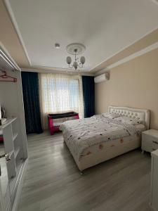 1 dormitorio con cama blanca y ventana en Yavuz Luxury Apartments, en Macka